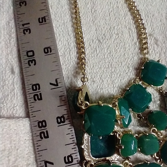 Huge green goldtone runway statement chain necklace - Picture 2 of 3